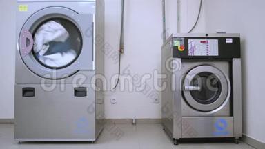 工业洗衣机烘干机工作。 酒店洗衣服务。 烘干机
